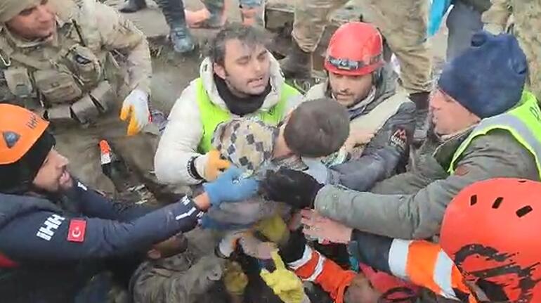 Malatya’da baba ve 2 çocuğu enkazdan yaralı kurtarıldı