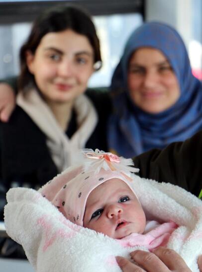 ­­­­­­­­­­Suriyeli anne, hayatlarını kurtaran hemşirenin adını bebeğine verdi