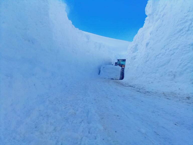 Askeri üs bölgesi yolu kapandı, kar kalınlığı 5 metreyi geçti