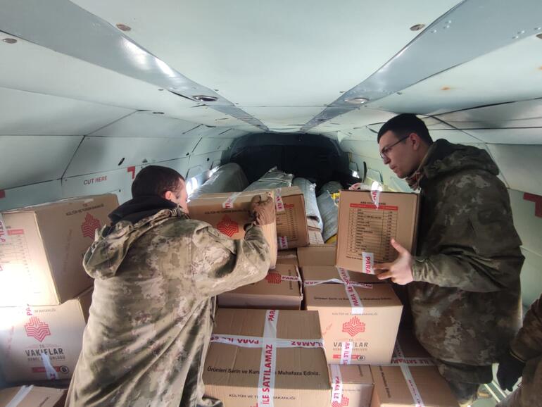Gaziantep'in ilçelerinde depremzedelere askeri helikopterle yardım