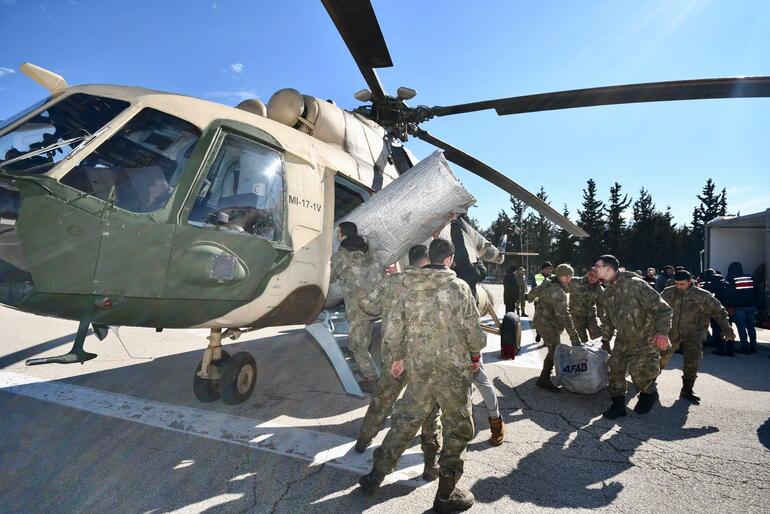Gaziantep'in ilçelerinde depremzedelere askeri helikopterle yardım