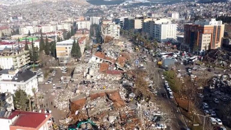 İtfaiye personeli göçük altındaki bebeği 'Tamam kuzum, gidelim' diye kurtardı