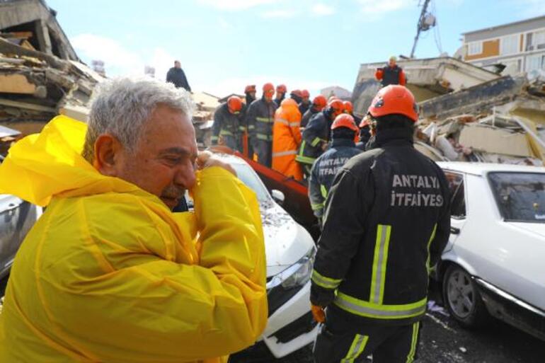 İtfaiye personeli göçük altındaki bebeği 'Tamam kuzum, gidelim' diye kurtardı