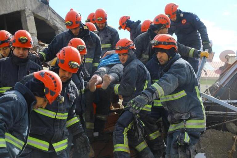 İtfaiye personeli göçük altındaki bebeği 'Tamam kuzum, gidelim' diye kurtardı