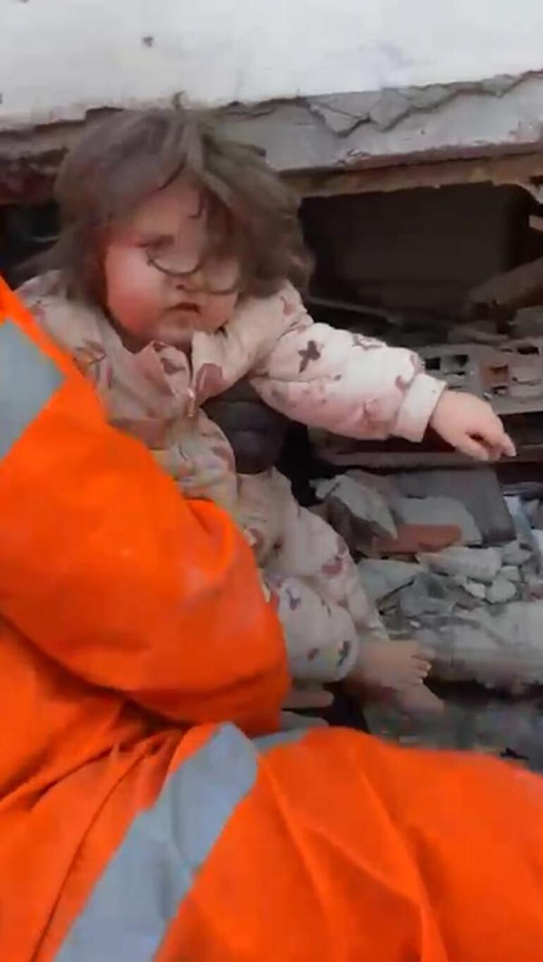 İtfaiye personeli göçük altındaki bebeği 'Tamam kuzum, gidelim' diye kurtardı