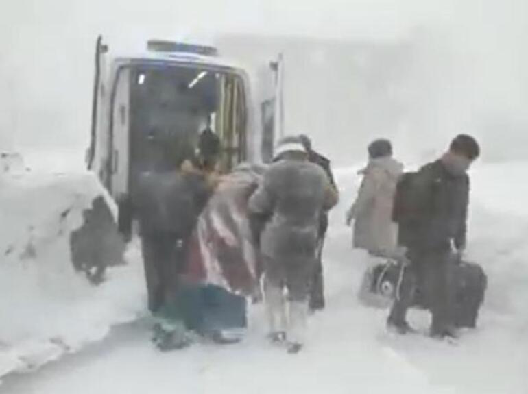 Yolu kardan kapanan mahallede rahatsızlandı, kepçeyle ambulansa taşındı