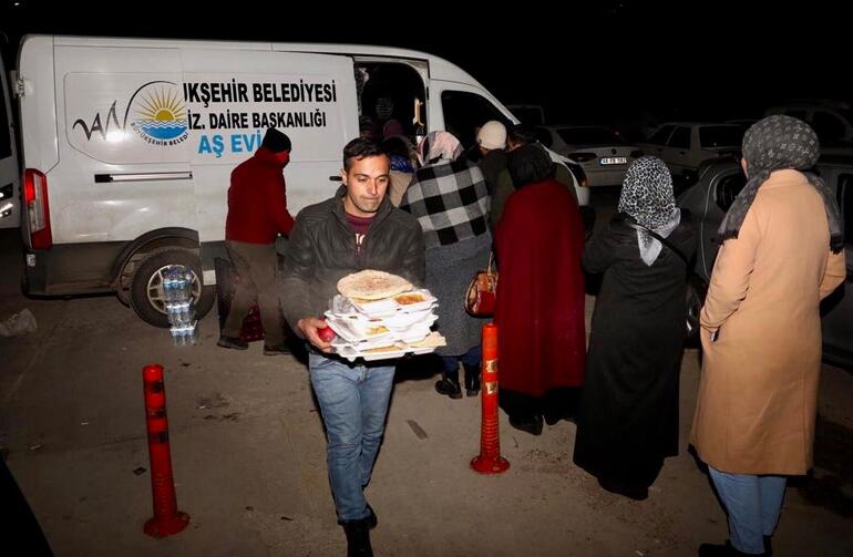 Van'dan giden ekipler aşevleri kurdu; Malatya'da 100 bin kişiye yemek dağıtılıyor