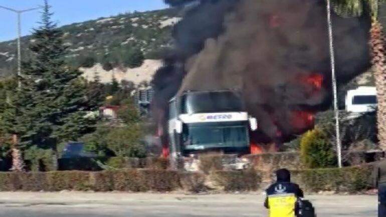 Adana'da, dinleme tesisindeki 2 katlı yolcu otobüsünde yangın