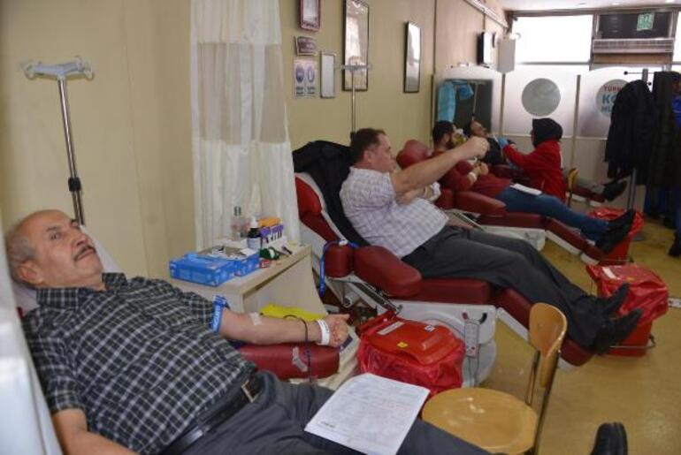 Erzurum'daki Afgan sığınmacılar, depremzedelere kan vermek için sıraya girdi