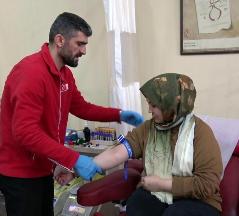 Erzurum'daki Afgan sığınmacılar, depremzedelere kan vermek için sıraya girdi