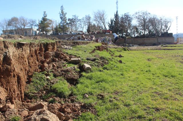 Gaziantep'te fay hattının geçtiği yerde çatlak ve çökmeler meydana geldi