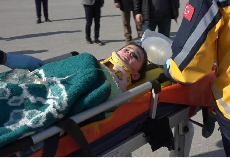 Enkazdan kurtarılan hamile kadın, askeri helikopterle hastaneye ulaştırıldı