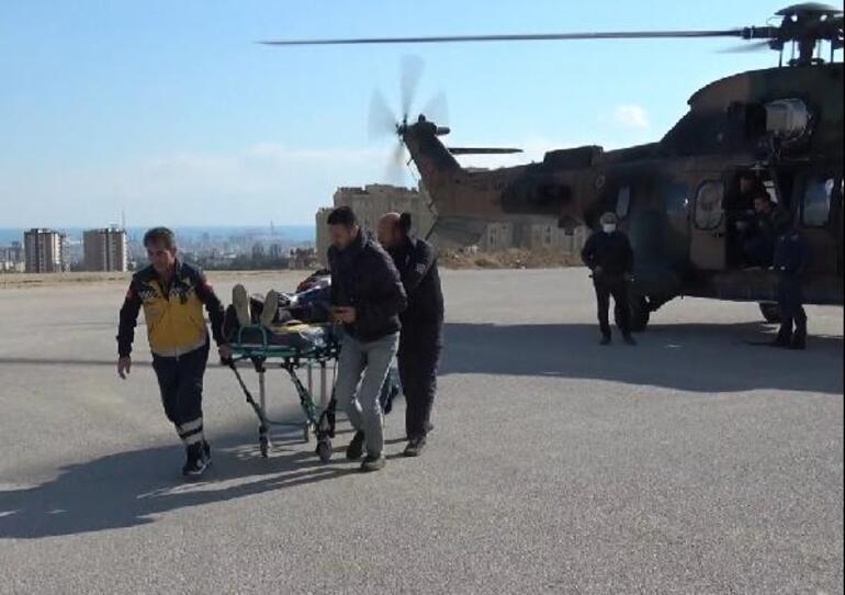 Enkazdan kurtarılan hamile kadın, askeri helikopterle hastaneye ulaştırıldı