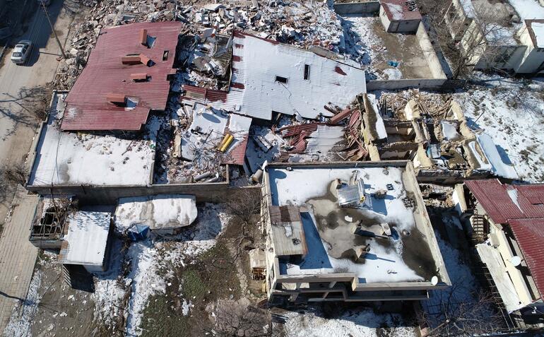 Depremde harabeye dönen mahalle dron ile havadan görüntülendi