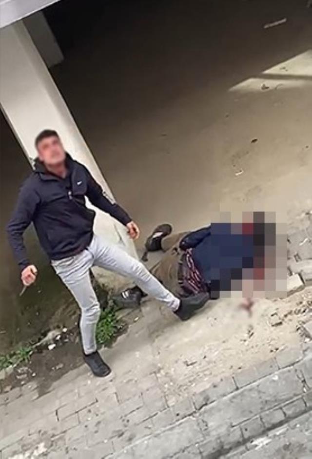Aydın'da dehşete düşüren görüntüler! Sokak ortasında yere yatırdığı adamı defalarca bıçakladı