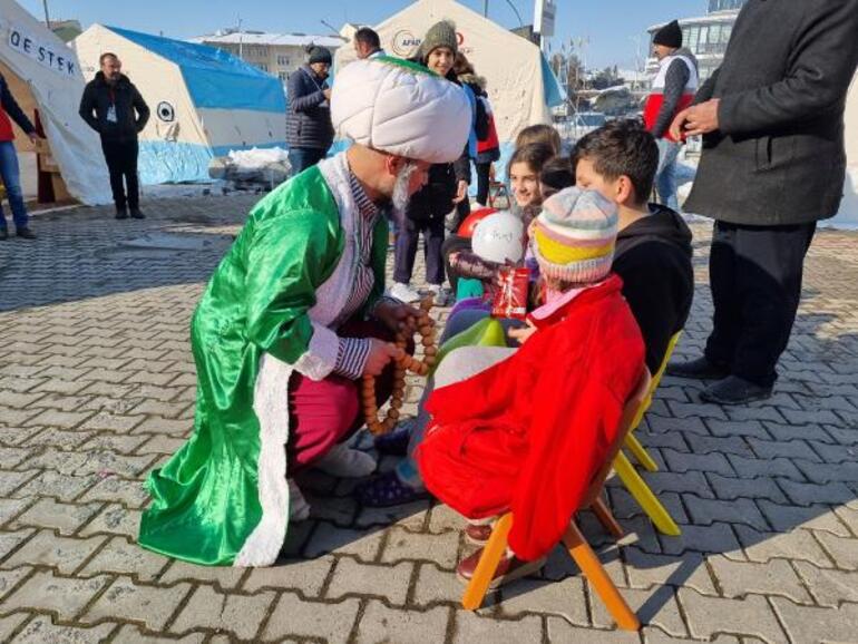 'Nasrettin Hoca' kostümü giyen tiyatrocu, depremzede çocuklara moral veriyor