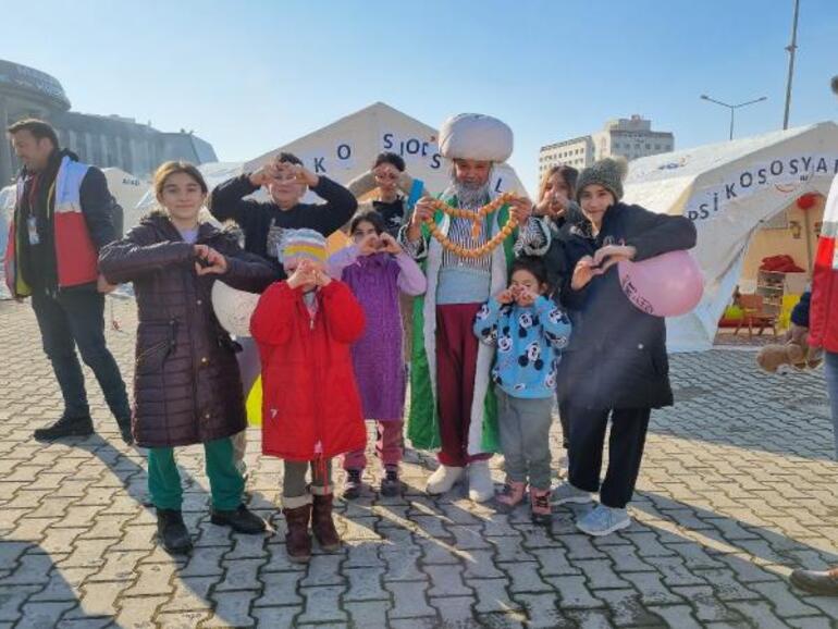 'Nasrettin Hoca' kostümü giyen tiyatrocu, depremzede çocuklara moral veriyor