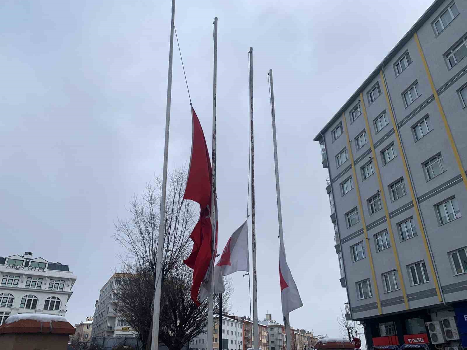 7 günlük milli yasın ardından Eskişehir’de bayraklar yarıya indi