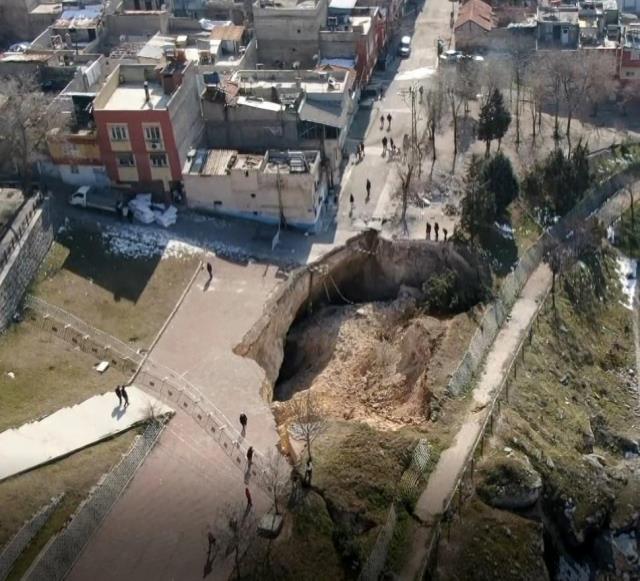 Gaziantep'te deprem sonrası oluşan dev obruk, çevresinde ne varsa yuttu