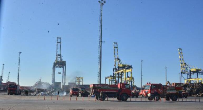 İskenderun Limanı'ndaki yangında hurdaya dönen konteynerler kaldırılıyor