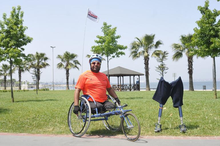 17 Ağustos'ta iki bacağını kaybetti, depremzedelere destek için bölgeye gitti