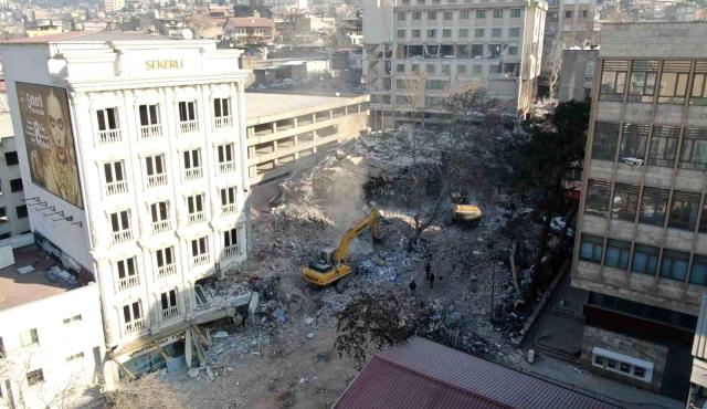 Depremde çöken otelin kolonları tabela için tahrip edilmiş