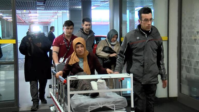 İstanbul'a getirilen 79 yaşındaki depremzede: Oğlum annesini sırtladı, enkazdan çıkardı