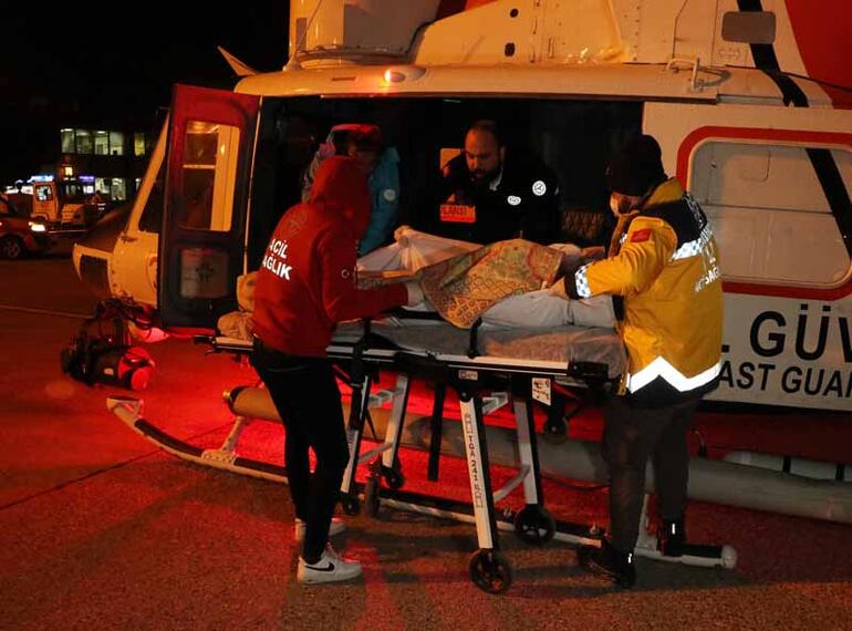 Hatay’da, depremde yaralananlar Sahil Güvenlik helikopterleriyle Adana’ya sevk edildi