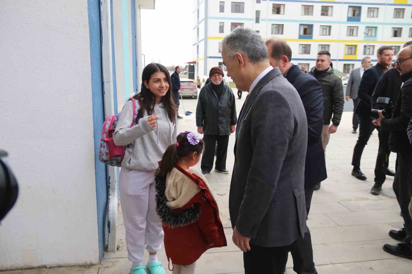 Vali Erol Ayyıldız KYK yurdunda kalan depremzedeleri ziyaret etti