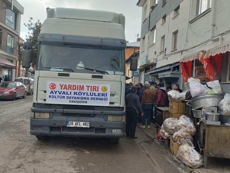 Seyyar fırın ile deprem bölgesine giderek pide ve ayran dağıttılar