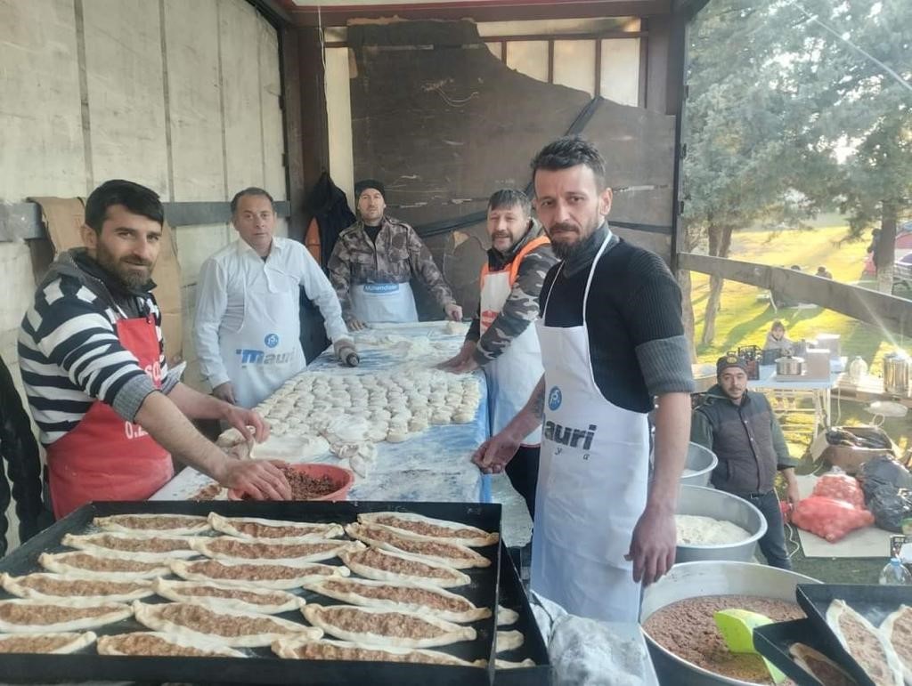 Seyyar fırın ile deprem bölgesine giderek pide ve ayran dağıttılar