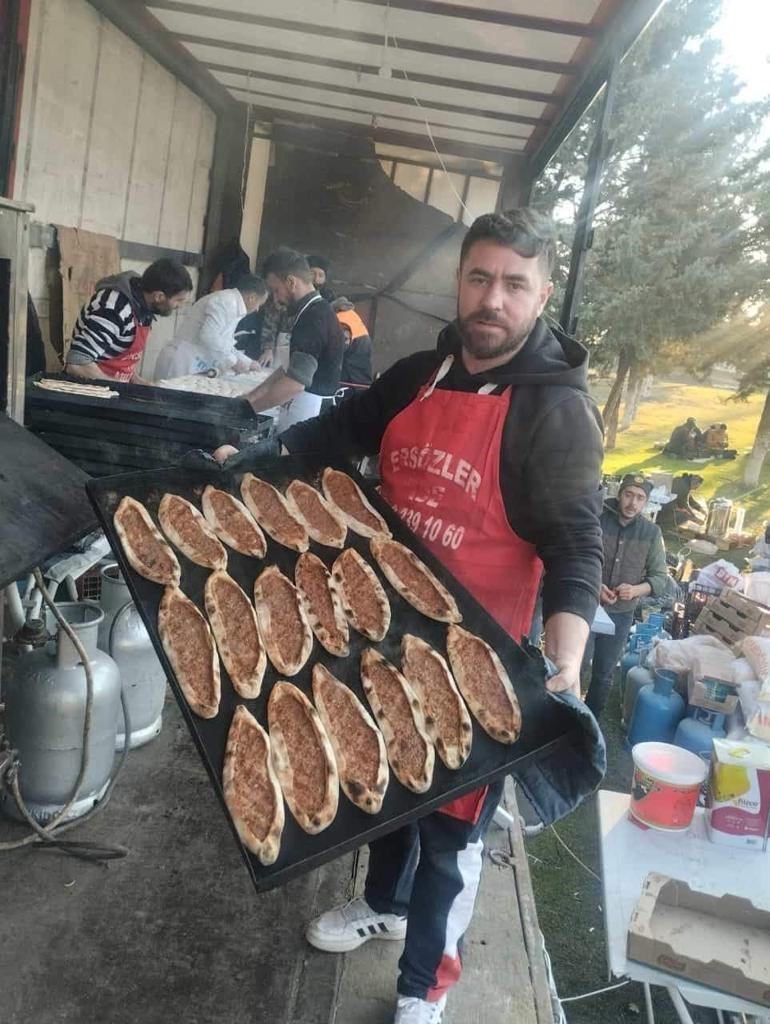 Seyyar fırın ile deprem bölgesine giderek pide ve ayran dağıttılar