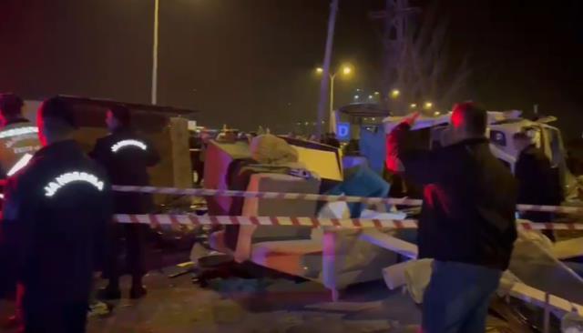 Osmaniye'de feci kaza! Çarpışmanın şiddetiyle 2 kamyonet hurdaya döndü: 2 ölü