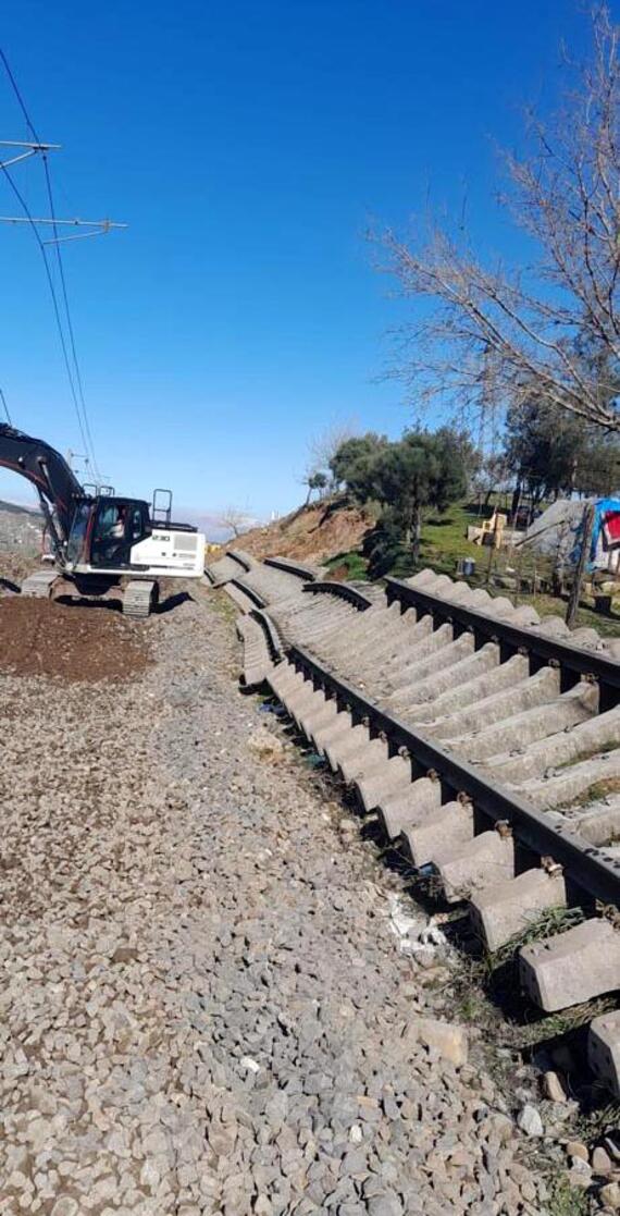 Depremde hasar gören demir yolları onarılıyor