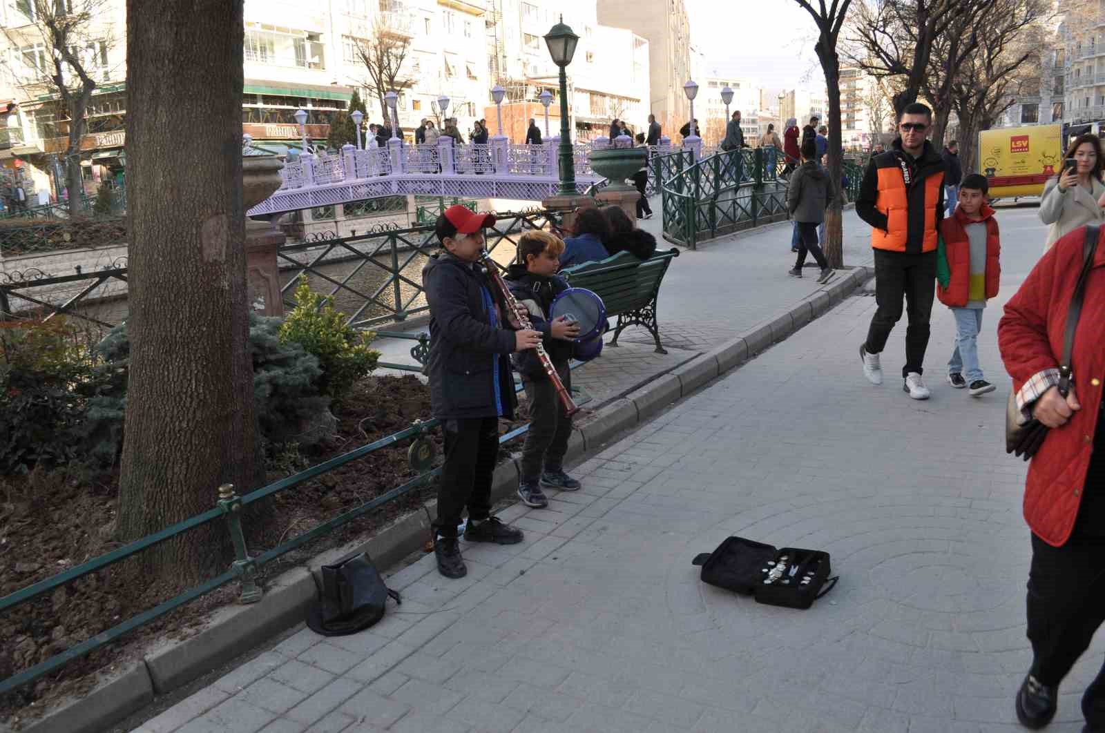 Minik müzisyenler görenlerin içini ısıttı