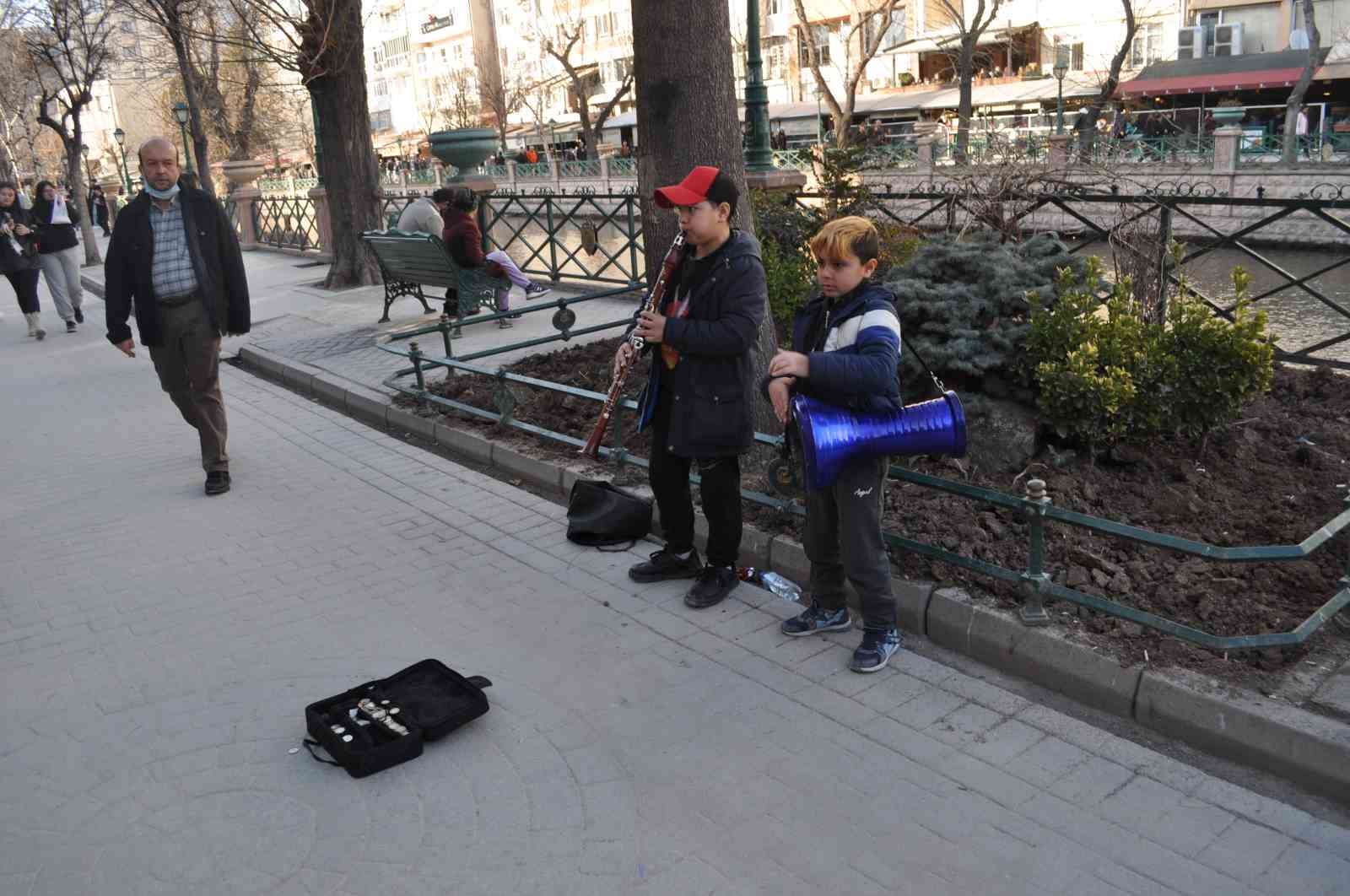 Minik müzisyenler görenlerin içini ısıttı