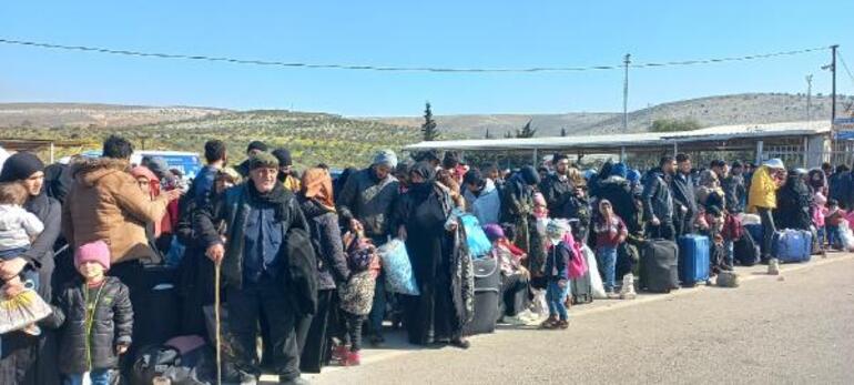 Suriyeliler, depremden etkilenen yakınlarını görmek için ülkelerine gidiyor