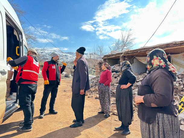 Kızılay, deprem bölgesindeki 900 köye yardım ulaştırdı