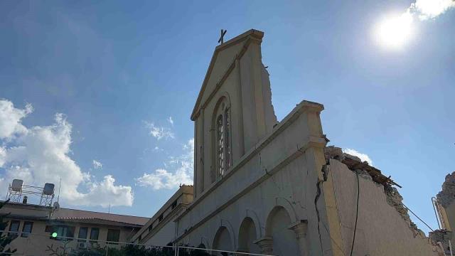 Yerle bir olan Hatay'da tarihi kilise de yıkıldı