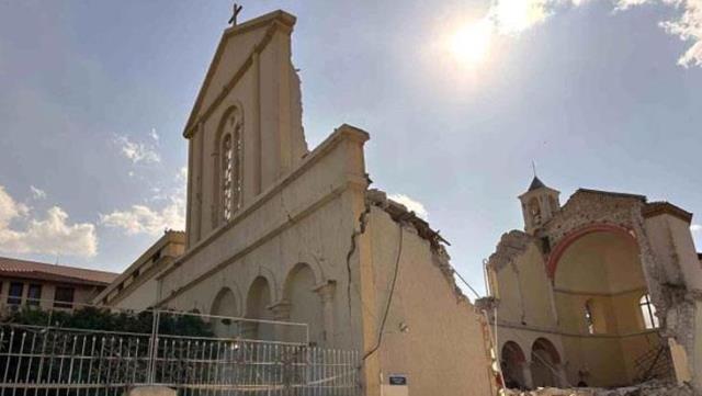 Yerle bir olan Hatay'da tarihi kilise de yıkıldı