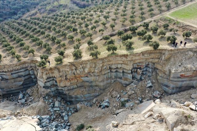 Devasa deprem yarığı oluşan zeytinliği sahibi bile tanıyamadı! Bilim adamları incelemeye geliyor