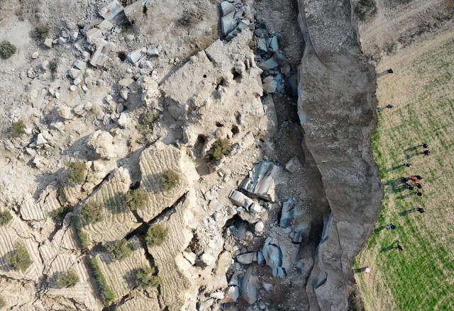 Devasa deprem yarığı oluşan zeytinliği sahibi bile tanıyamadı! Bilim adamları incelemeye geliyor