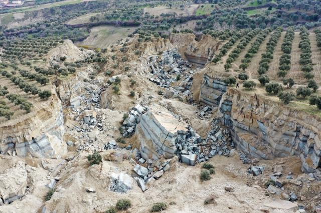 Devasa deprem yarığı oluşan zeytinliği sahibi bile tanıyamadı! Bilim adamları incelemeye geliyor