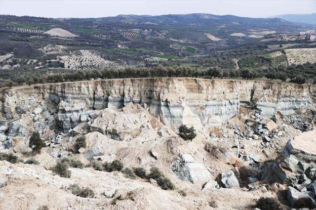 Devasa deprem yarığı oluşan zeytinliği sahibi bile tanıyamadı! Bilim adamları incelemeye geliyor