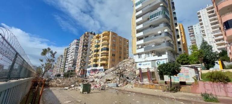 Baba- oğul, yarısı yıkılan binanın enkazında; risk nedeniyle 6 gündür çalışma yok