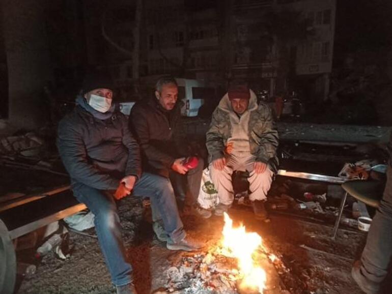 Van depreminden kurtulan aile, Kahramanmaraş’ta enkazdaki Hamza'yı bekliyor