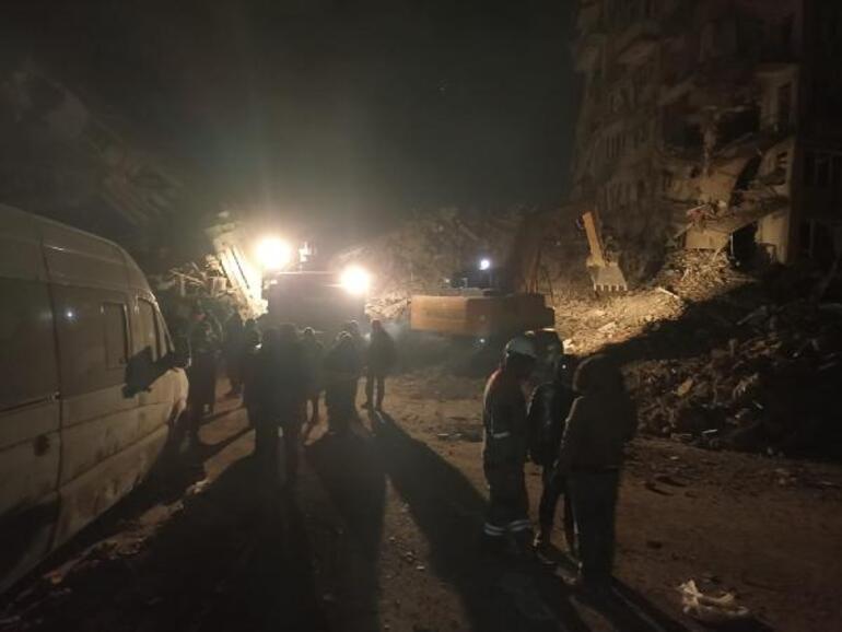 Van depreminden kurtulan aile, Kahramanmaraş’ta enkazdaki Hamza'yı bekliyor