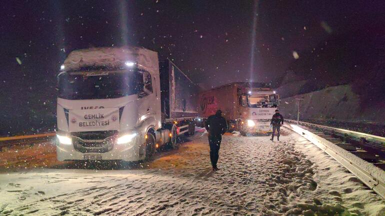 Kardan kapanan Bursa-Ankara kara yolu açıldı, yardım TIR'ları yola çıktı