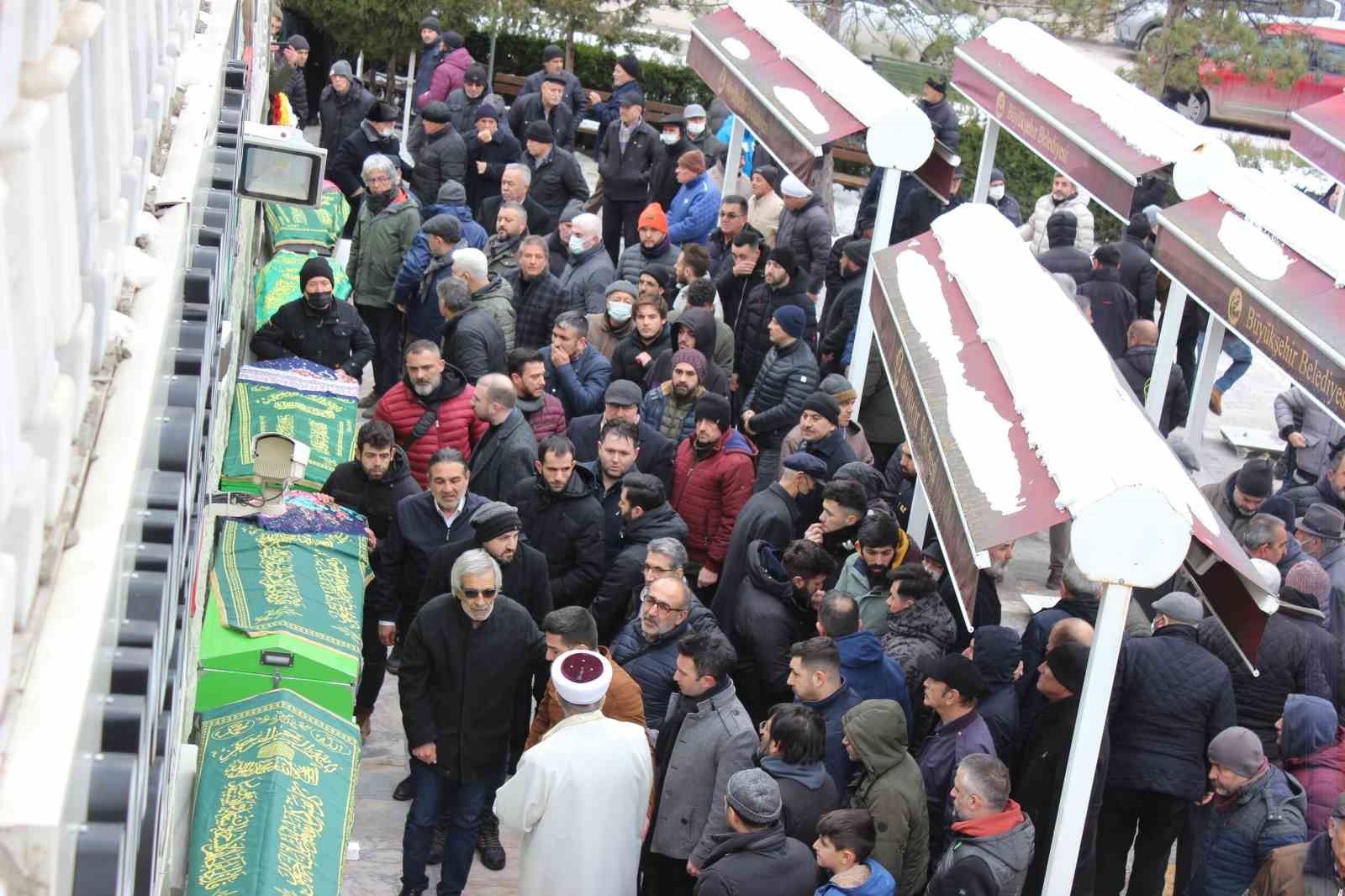 Adıyaman’da enkaz altında kalan 5 kişilik aile üyeleri Eskişehir’de toprağa verildi