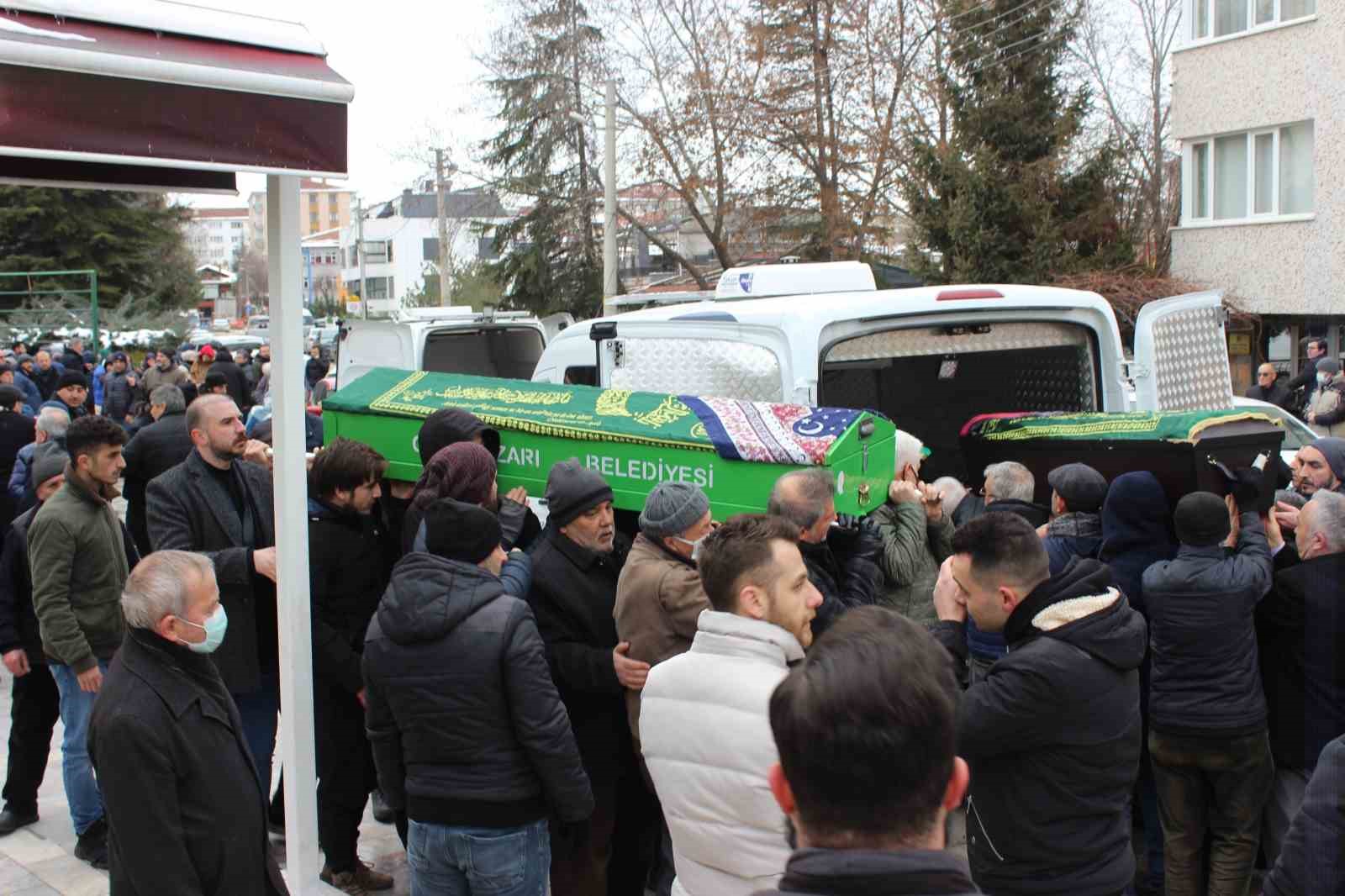 Adıyaman’da enkaz altında kalan 5 kişilik aile üyeleri Eskişehir’de toprağa verildi